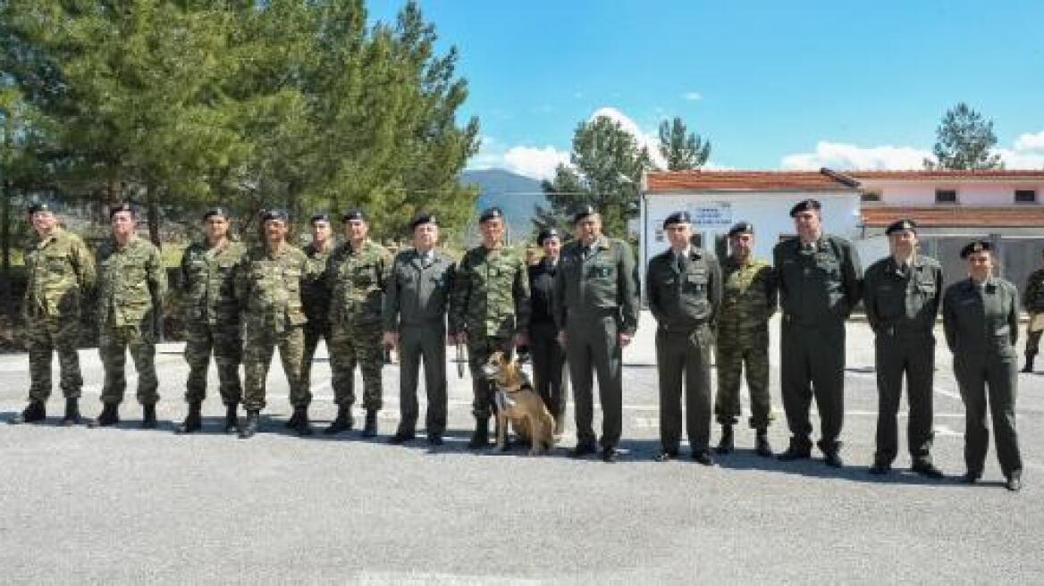 Την παρασημοφόρησε το ΓΕΣ επειδή... 43 «παιδιά» της υπηρετούν σε μονάδες και φυλάκια