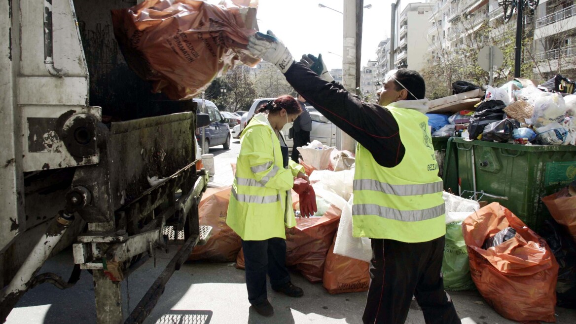 Το υπ. Εσωτερικών πιέζει τους δημάρχους για την παραμονή των συμβασιούχων