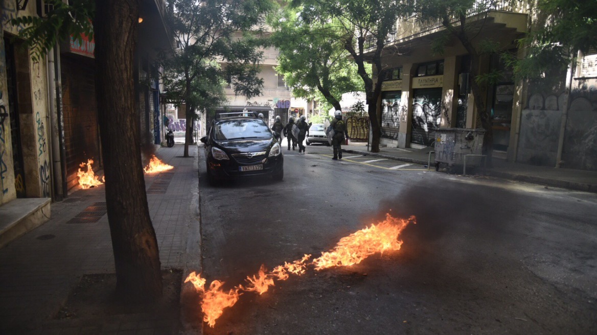 Φωτογραφίες: Μέρα μεσημέρι μολότοφ στα Εξάρχεια