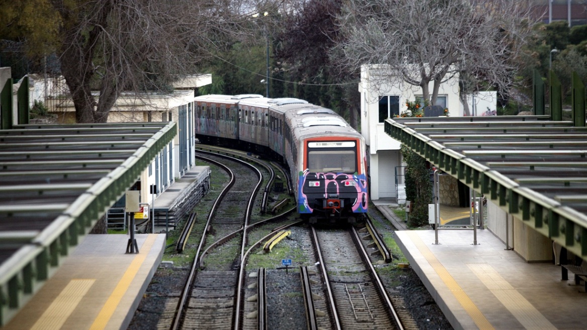 Ακινητοποιήθηκαν προσωρινά οι συρμοί του ΗΣΑΠ - Άνδρας περπατούσε στις ράγες