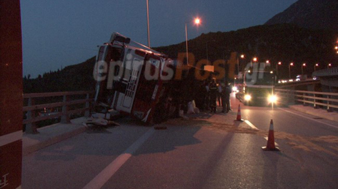 Φωτογραφίες: Νταλίκα ντελαπάρει, σταματώντας στο χείλος του γκρεμού