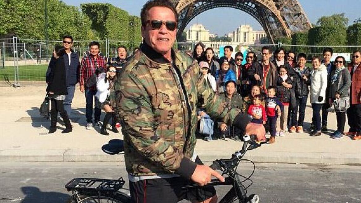 Πώς ο Arnold Schwarzenegger εξόργισε ένα γκρουπ Ταϊλανδέζων κάνοντας... photobombing