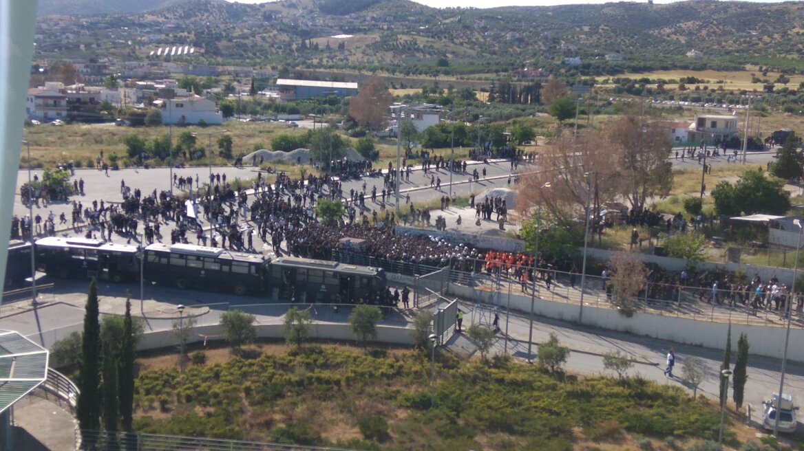 Πανθεσσαλικό: Οπαδοί πηδάνε από φράχτες!