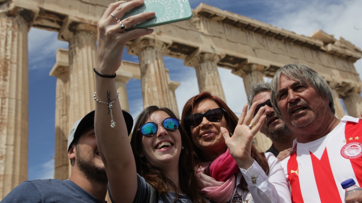 Η Κριστίνα Φερνάντες - Κίρχνερ στην Ακρόπολη και η selfie με τους τουρίστες