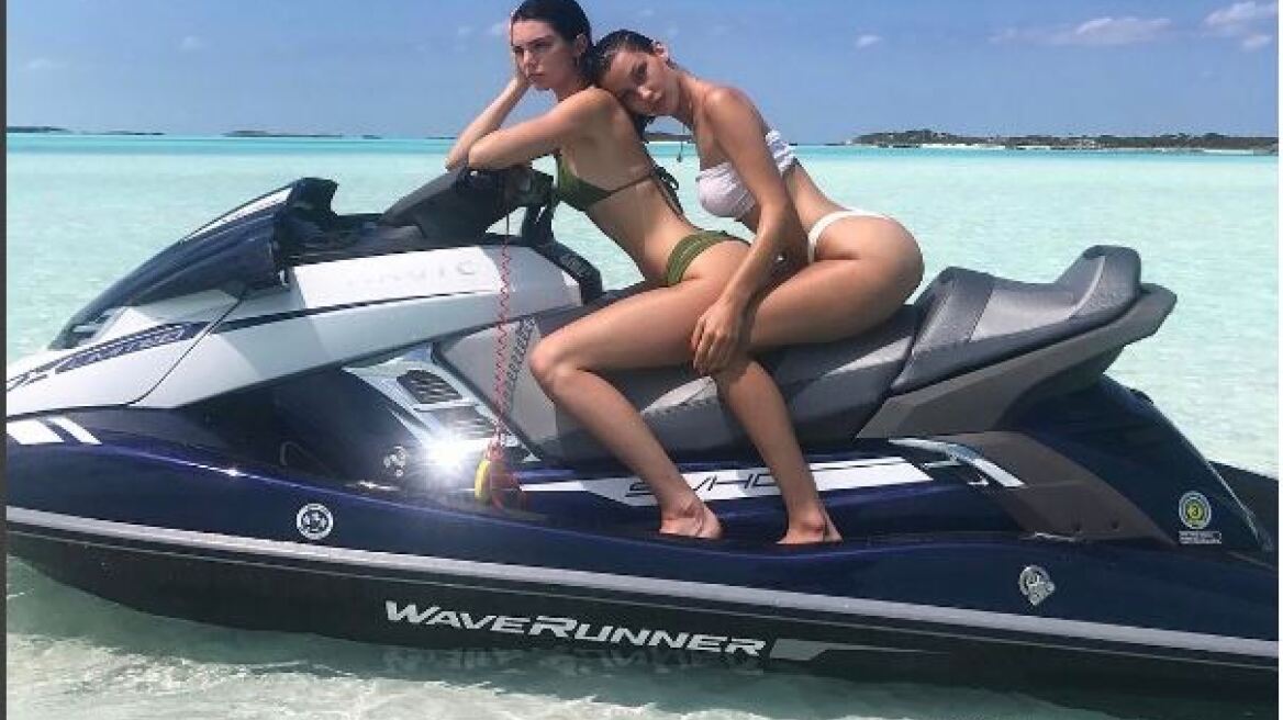 Bella Hadid και Kendall Jenner προτάσσουν τα οπίσθιά τους στις... μυστικές διακοπές τους