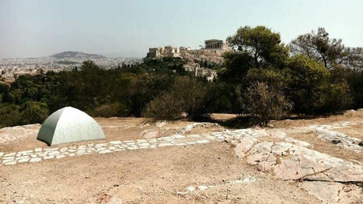 Μαρμάρινο αντίσκηνο με φόντο την Ακρόπολη