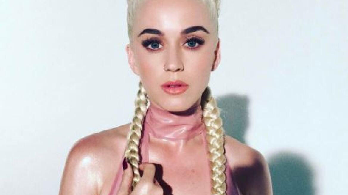 Η Katy Perry, το λευκό μπικίνι και η καρύδα