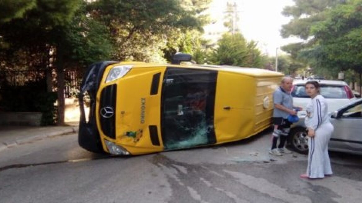 Ανετράπη σχολικό λεωφορείο στα Βριλήσσια - Στο νοσοκομείο ο οδηγός 