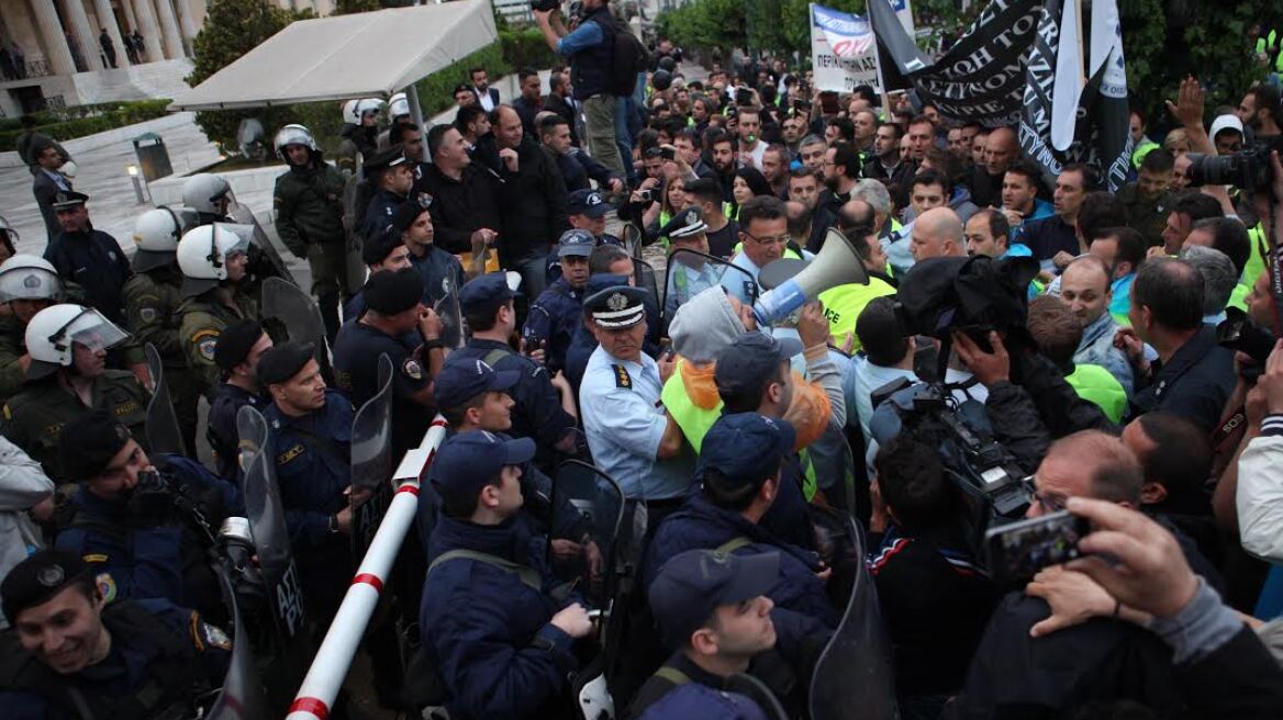 Ένστολοι επιχείρησαν να μπουν στη Βουλή και απωθήθηκαν από τους συναδέλφους τους