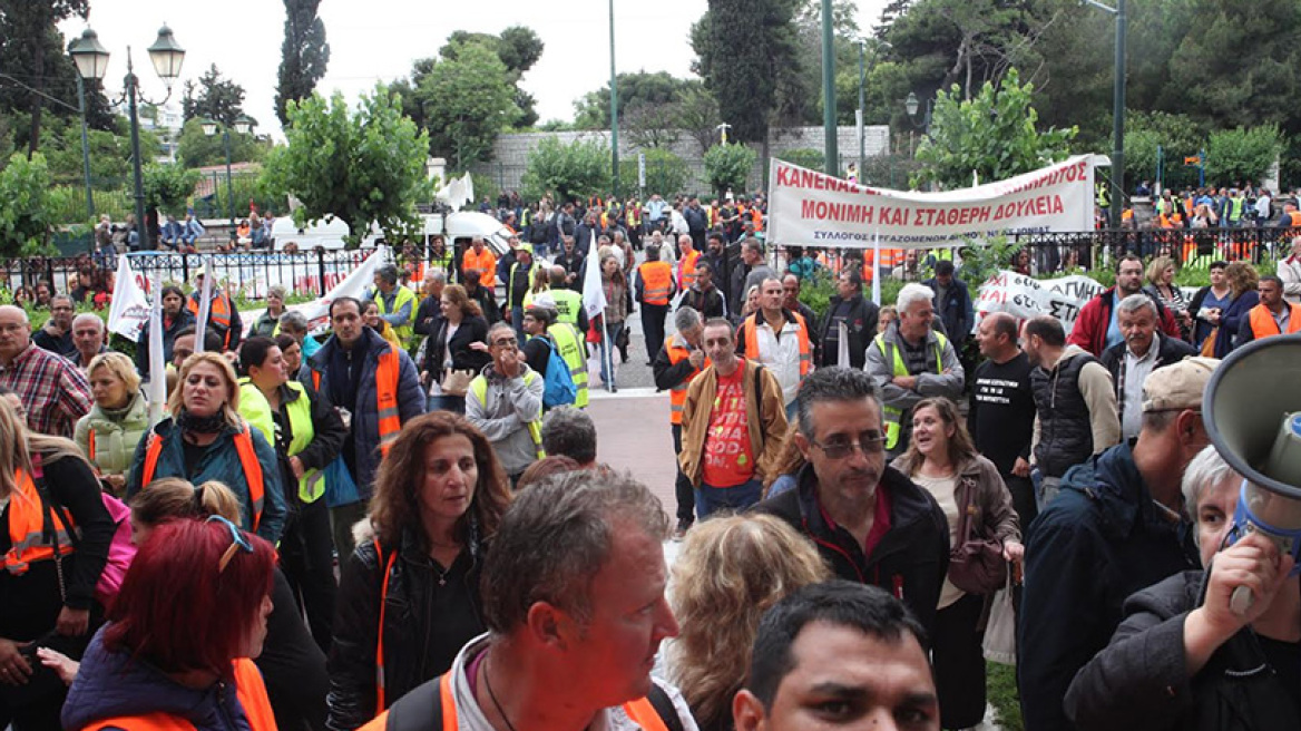 Ένταση στο Διοικητικής Μεταρρύθμισης- Συμβασιούχοι εισέβαλαν στο κτίριο