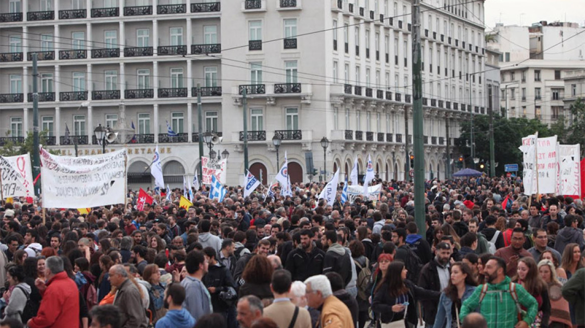 Σε κλοιό διαδηλωτών η Βουλή ενώ  ψηφίζεται το 4ο μνημόνιο