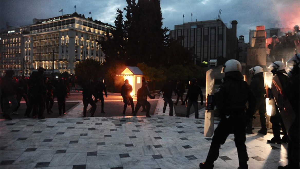 Άγρια επεισόδια έξω από τη Βουλή: Φωτιά σε φυλάκιο του Άγνωστου Στρατιώτη