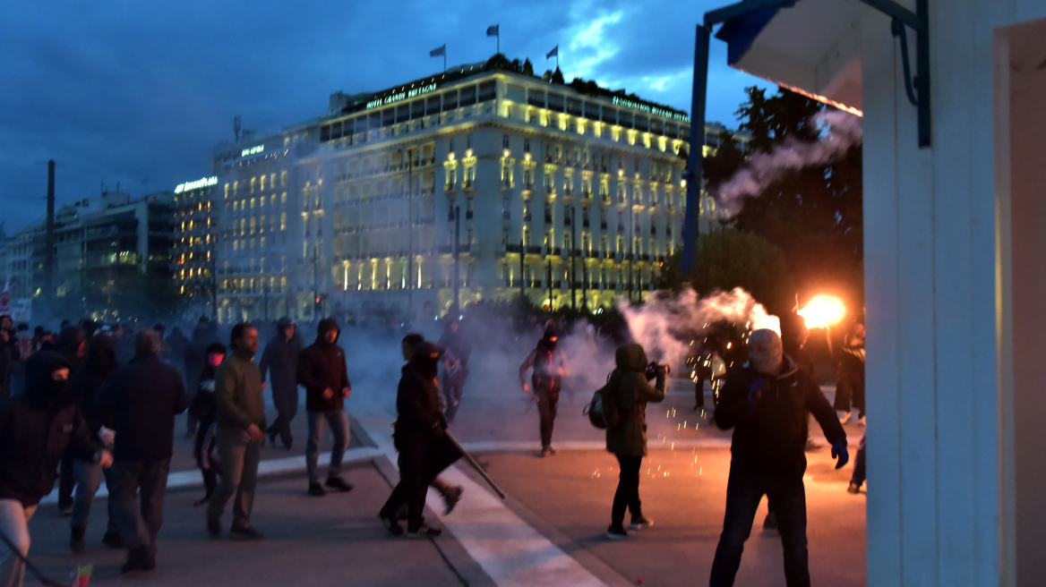 Μία σύλληψη και δύο προσαγωγές για τα επεισόδια στη Βουλή