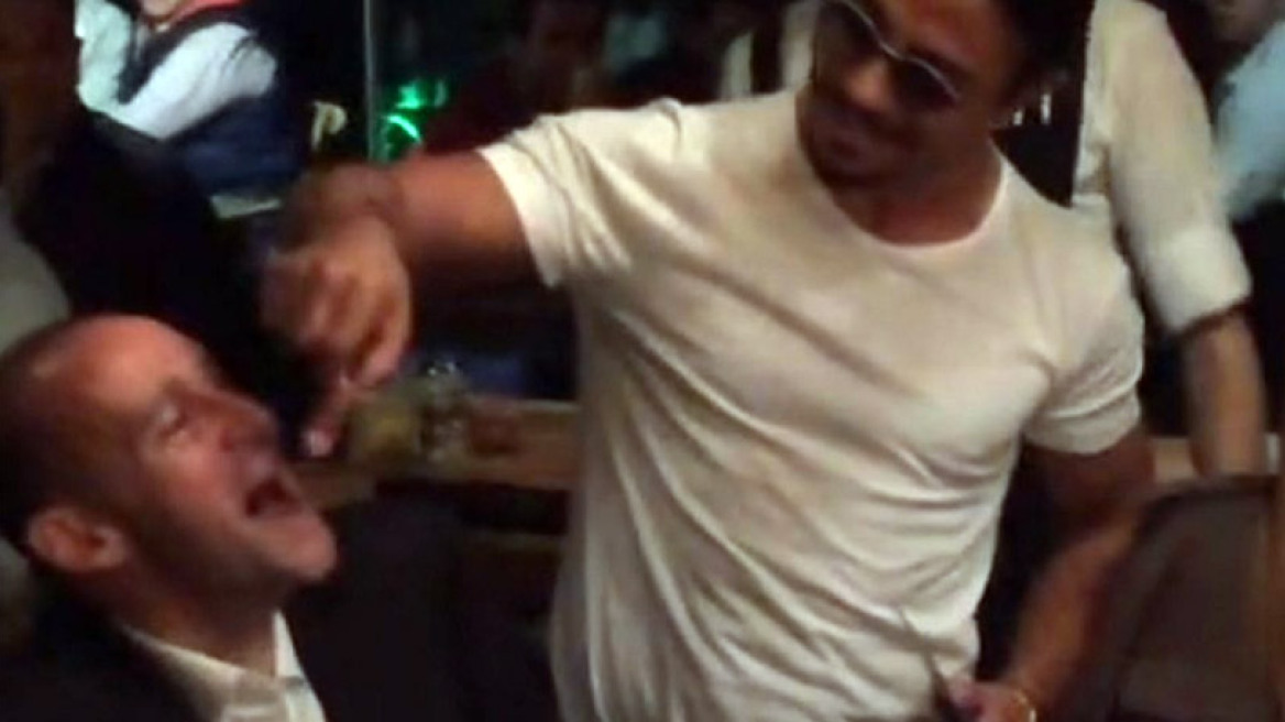 Ο διάσημος Salt Bae ταΐζει στο στόμα τον Παναγιώτη Αγγελόπουλο! 