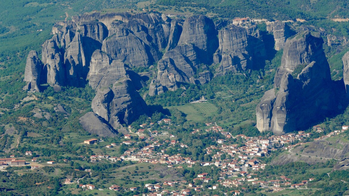 Στο σκοτάδι οι βράχοι των Μετεώρων: «Ληστές χαλκού» έκλεψαν μετασχηματιστές