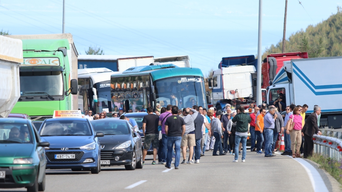 Καβάλα: Κάτοικοι απέκλεισαν τα διόδια στην Εγνατία