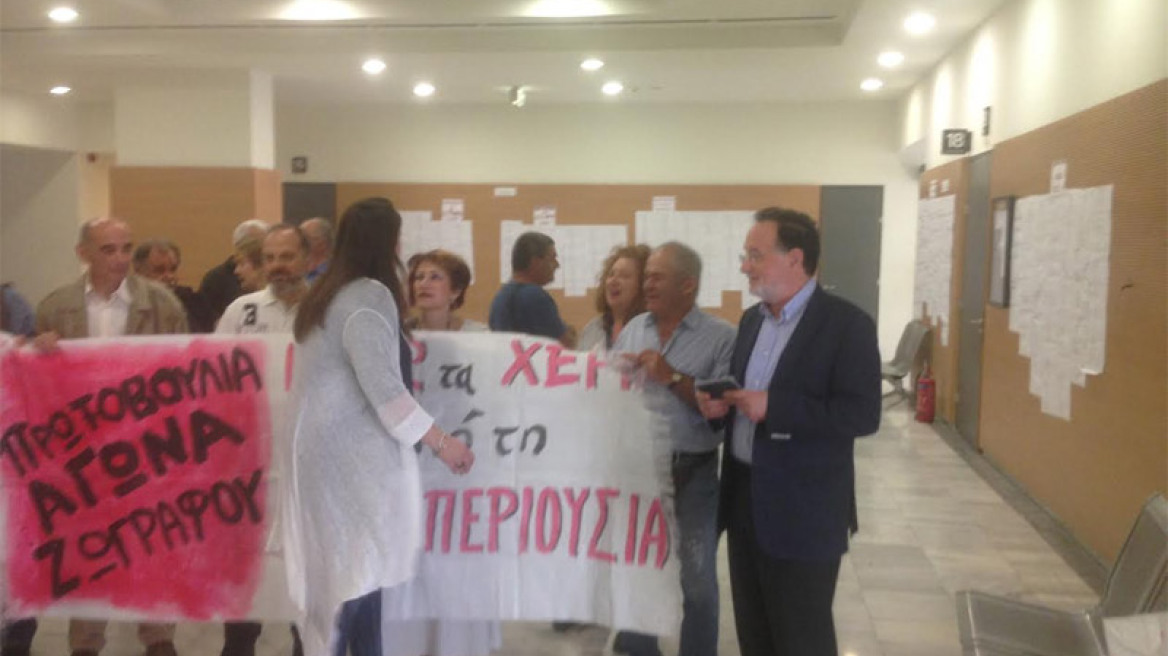 «Μπλόκο» σε πλειστηριασμό ακινήτου ελεύθερου επαγγελματία αλλά όχι σε ακίνητο συμφερόντων Λαυρεντιάδη