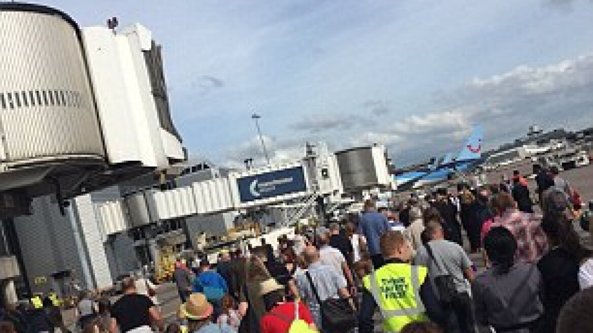 Συναγερμός στο Μάντσεστερ: Εκκενώθηκε terminal στο αεροδρόμιο λόγω ύποπτης τσάντας