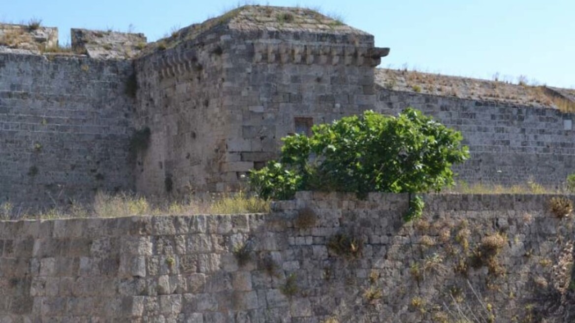 Ρόδος: Εικόνα εγκατάλειψης εμφανίζουν τα τείχη της μεσαιωνικής πόλης