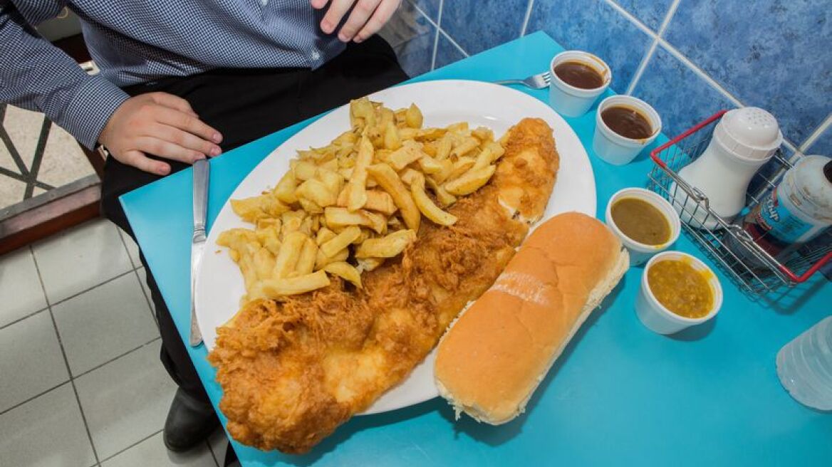 Βρετανία: Εστιατόριο σερβίρει μερίδα fish and chips που μόνο επτά άνθρωποι κατάφεραν να τελειώσουν!