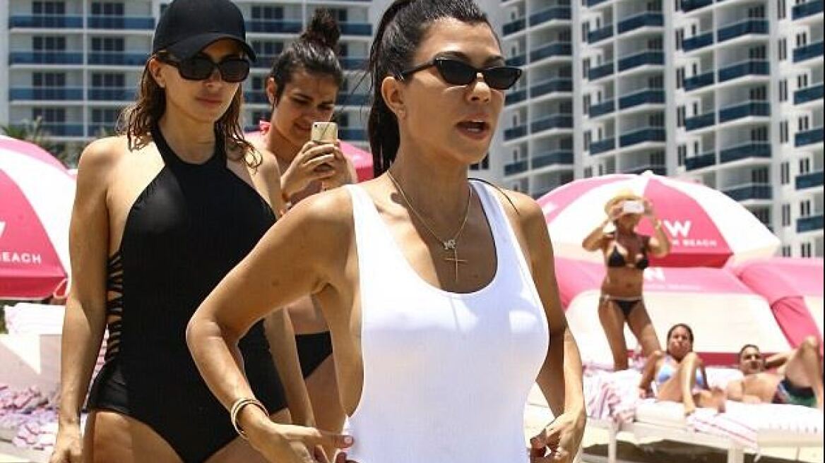 Η Kourtney Kardashian έβαλε άσπρο σέξι ολόσωμο και πάει για μπάνιο με το γιο της