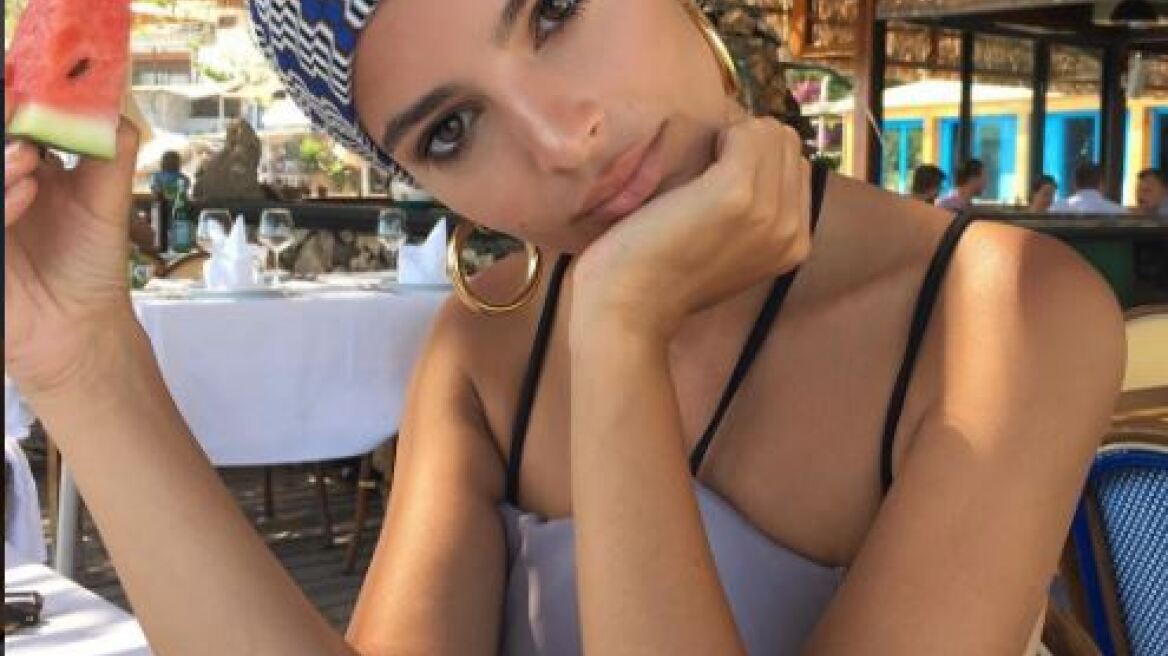 Emily Ratajkowski: Πήγε παραλία και έβγαλε... selfie τα οπίσθιά της 