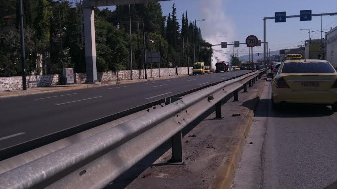 Πανικός στην Κηφισίας από αυτοκίνητο που έπιασε φωτιά στο ύψος του Ψυχικού