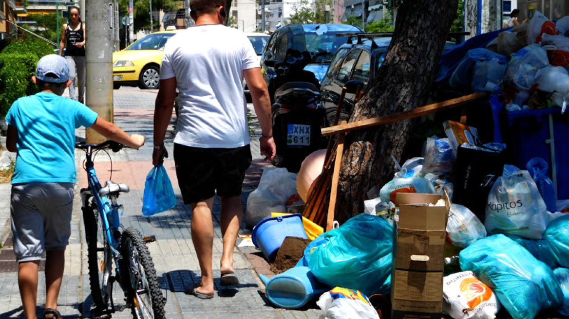 Εκρηκτικό κοκτέιλ για τη δημόσια υγεία: Καύσωνας με βουνά τα σκουπίδια στους δρόμους 