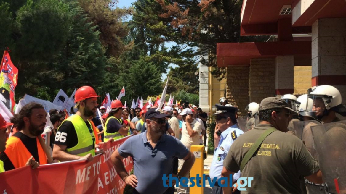 Θεσσαλονίκη: Μπογιές στο Γ'Σώμα Στρατού πέταξαν μέλη του ΠΑΜΕ