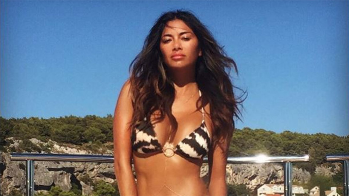 Nicole Scherzinger: Κάνει σπαγγάτο φορώντας μόνο το μπικίνι της 