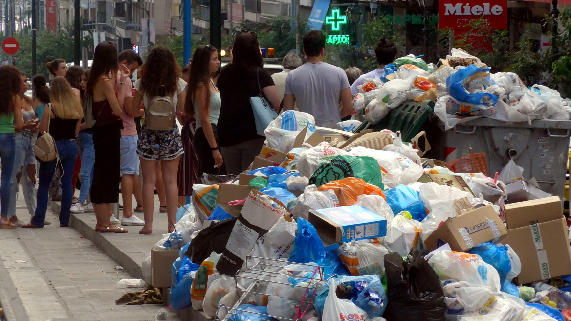 Deutsche Welle: «Στην Αθήνα, η βρωμιά από τα σκουπίδια έφτασε ήδη στον ουρανό»