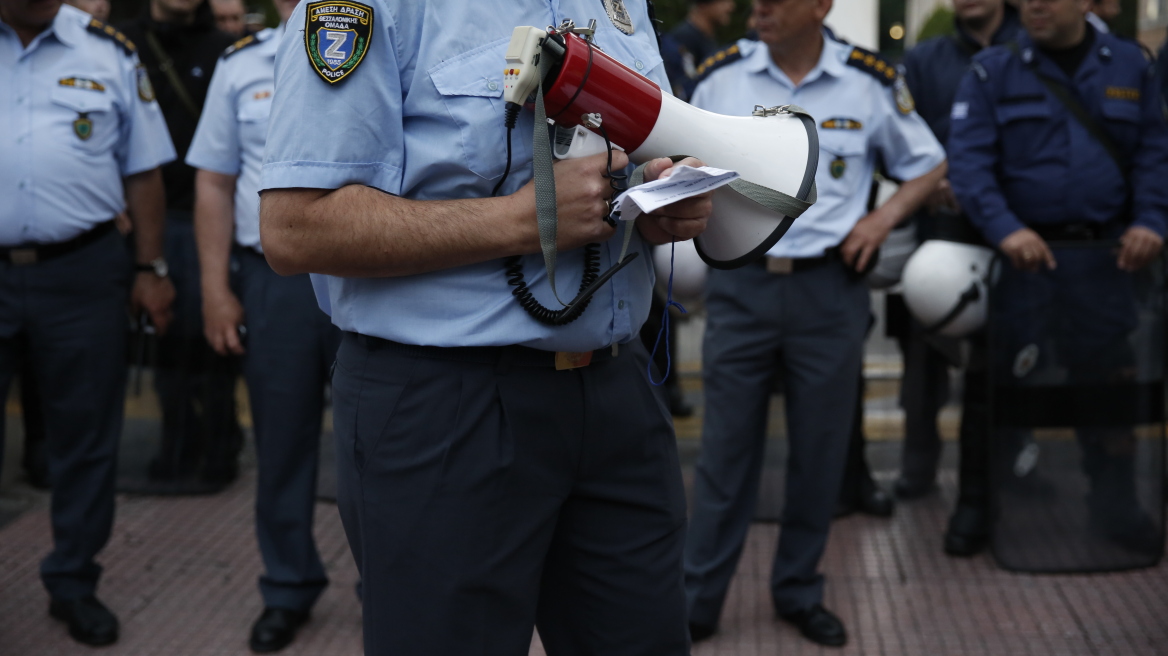 Νέες μειώσεις για τους ενστόλους: Κόβουν έως 200 ευρώ από τις συντάξεις 