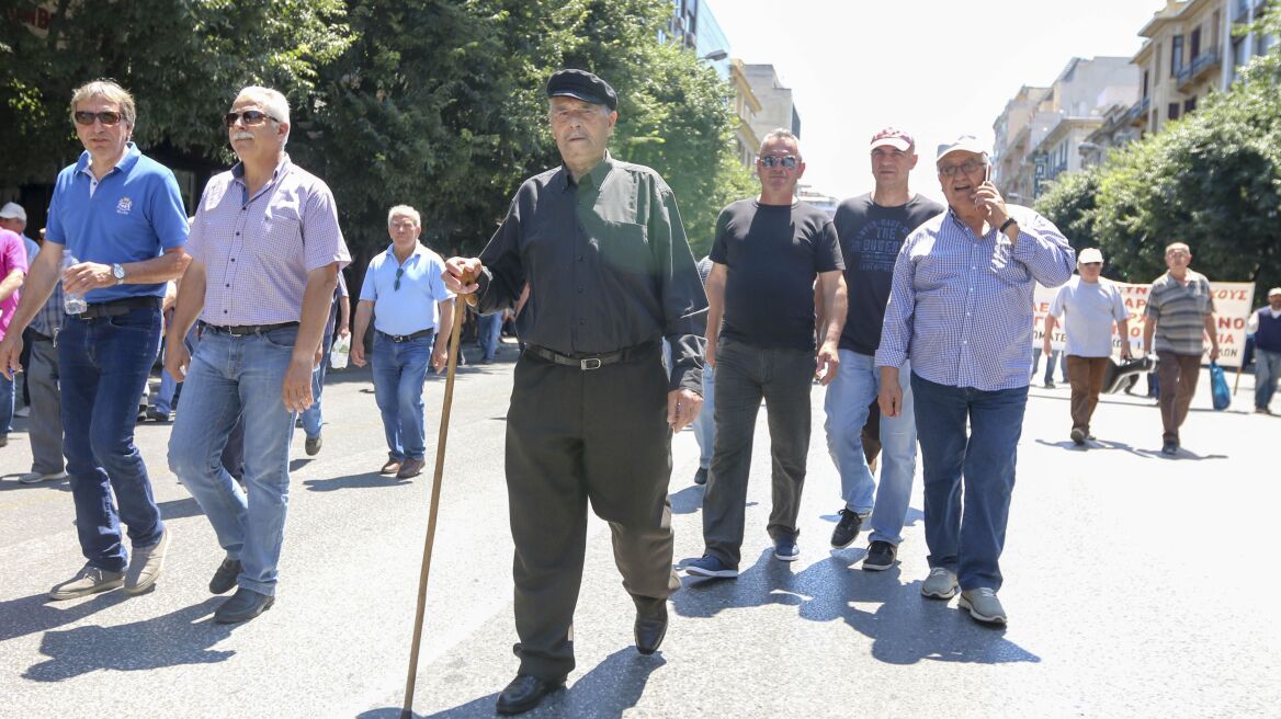 Στην ουρά 300.000 συντάξεις και εφάπαξ που εκκρεμούν