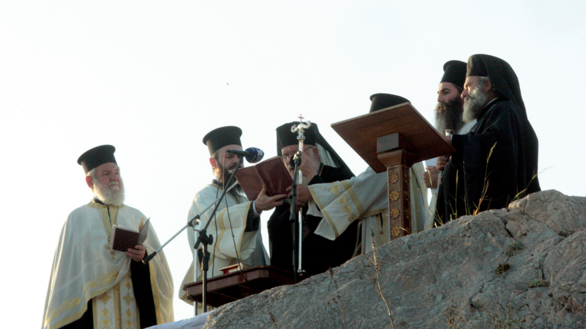 Φωτογραφίες: Μέγας Πανηγυρικός Εσπερινός στον Ιερό Βράχο του Αρείου Πάγου