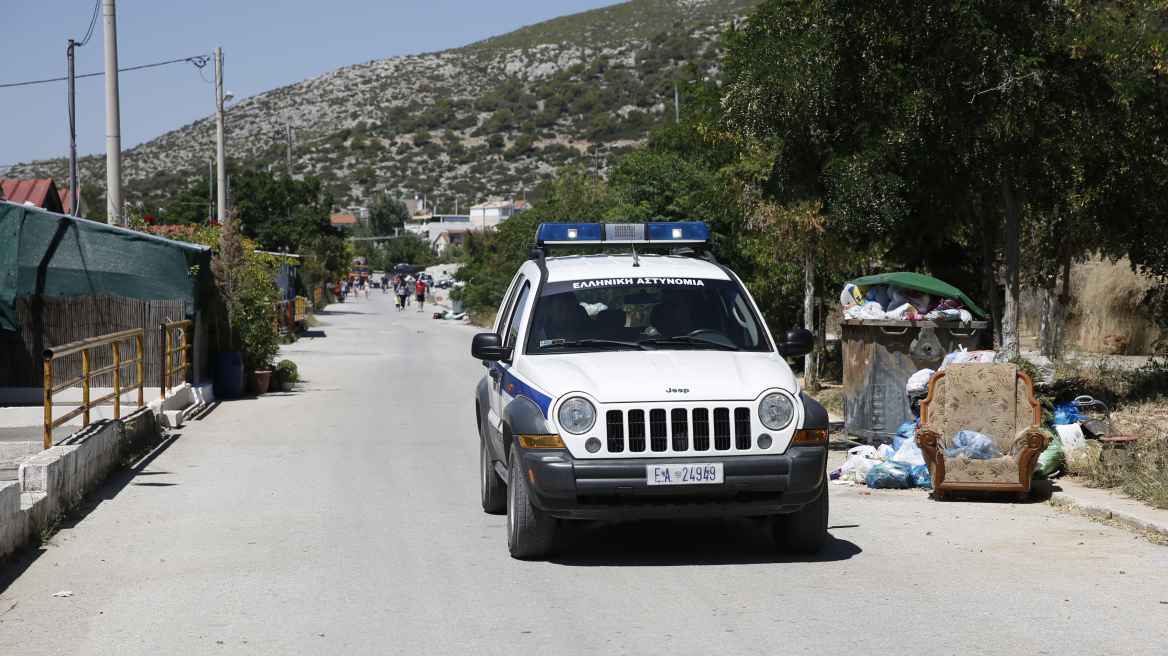 Μενίδι: Όπλα, ναρκωτικά, λαθραία τσιγάρα και 26 συλλήψεις