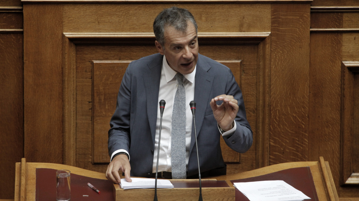 Θεοδωράκης: Η κυβέρνηση φέρεται σαν να βρίσκεται σε σχολική εκδρομή