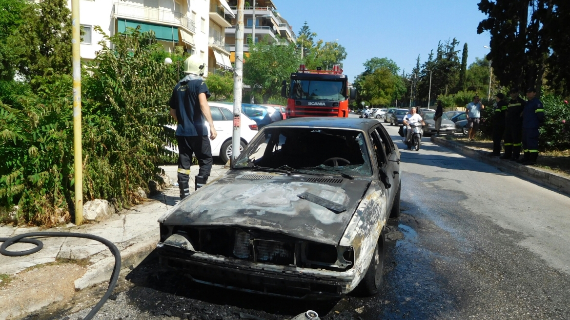 Φωτογραφίες: Αυτοκίνητο πήρε φωτιά εν κινήσει στη Νέα Σμύρνη!