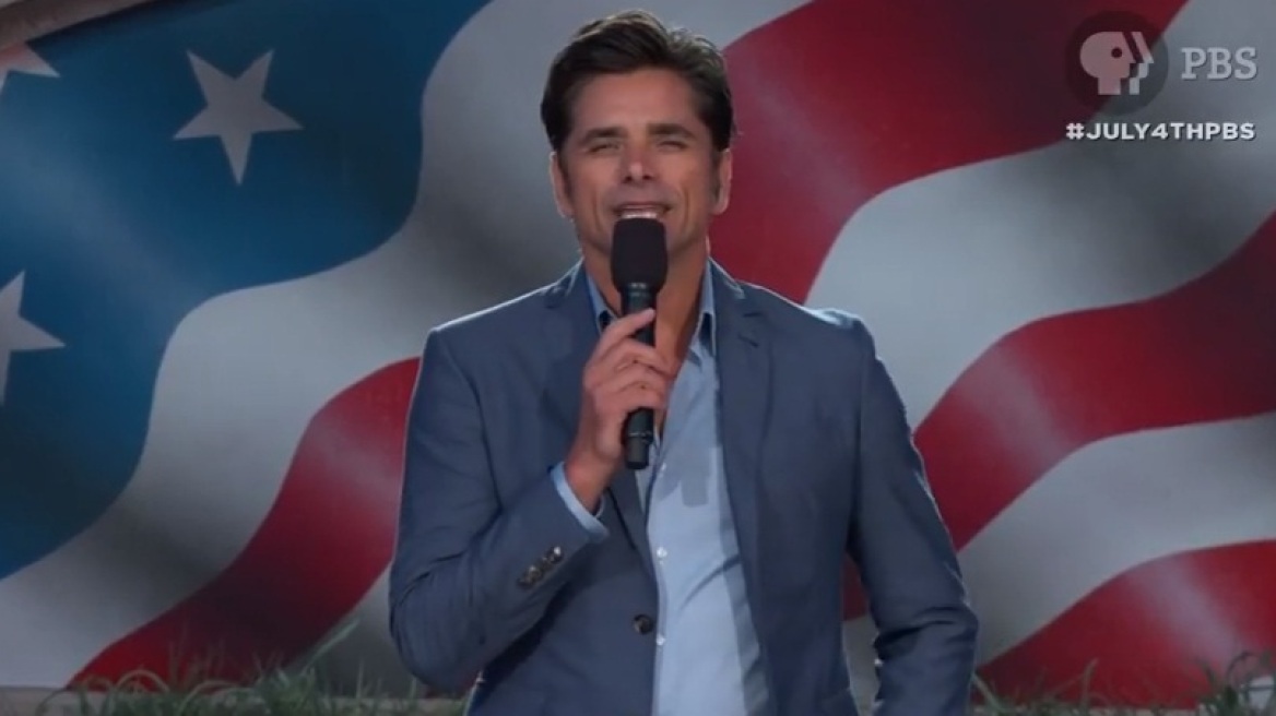 Ο John Stamos παρουσιαστής στην εκδήλωση της 4ης Ιουλίου: Η ιστορία του παππού και η «προίκα» του ονόματος