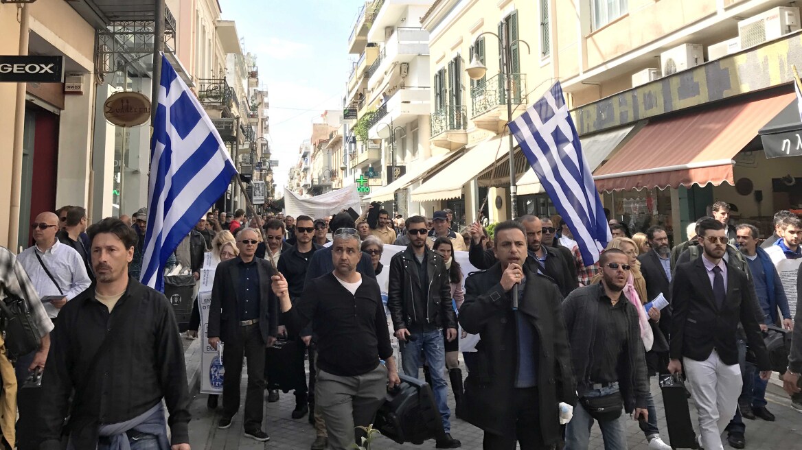 Εννιακόσιοι οπαδοί του Σώρρα μηνύουν τον Προκόπη Παυλόπουλο!