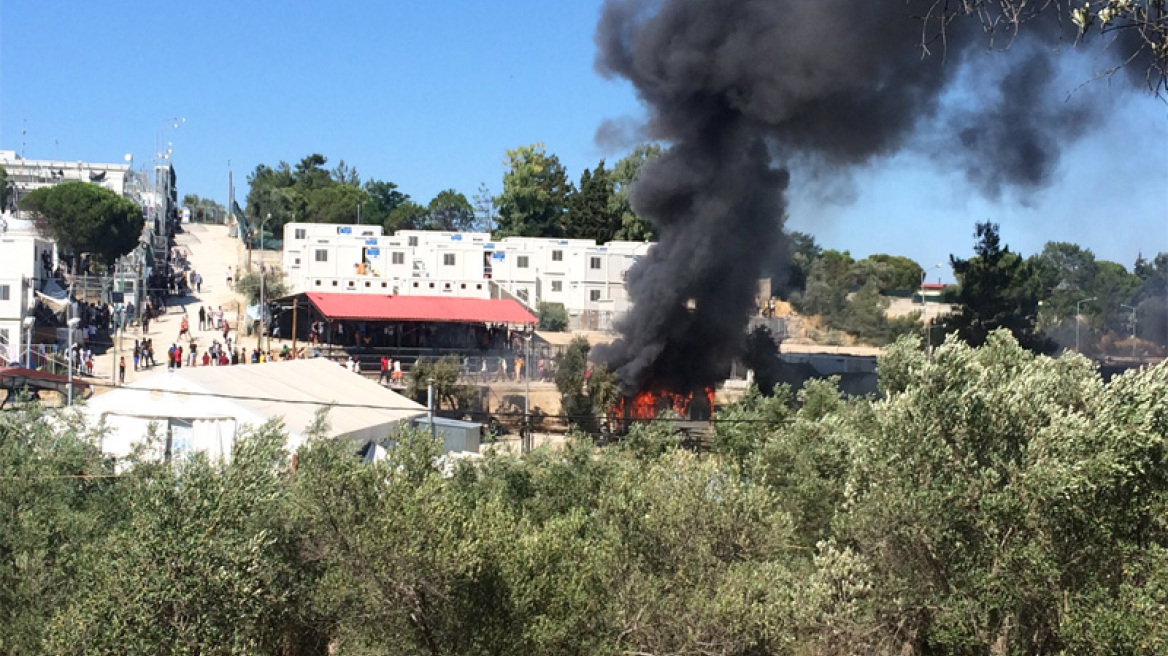 Λέσβος: Επεισόδια στο Κέντρο Υποδοχής στη Μόρια - Έκαψαν κοντέινερ