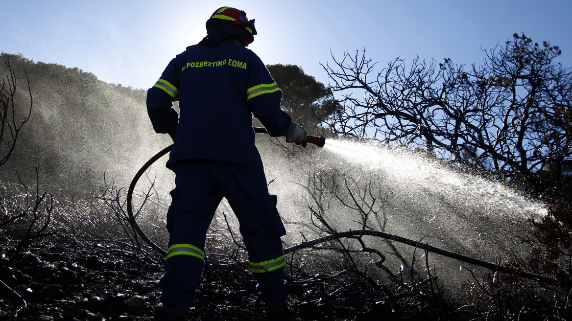 Σε εξέλιξη πυρκαγιές στο Βαθύ της Σάμου και στην Κερατέα