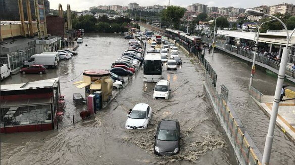 Η Μέδουσα στην Κωνσταντινούπολη: Απαγόρευσαν την κυκλοφορία σε όσους είναι κάτω από 1,60!