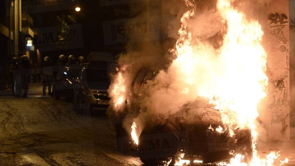 Επεισόδια στα Εξάρχεια μετά την πορεία για την Ηριάννα: Κουκουλοφόροι έκαψαν αυτοκίνητο