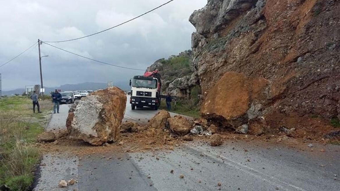 Λάρισα: Έπεσε βράχος σε πάρκινγκ ξενοδοχείου