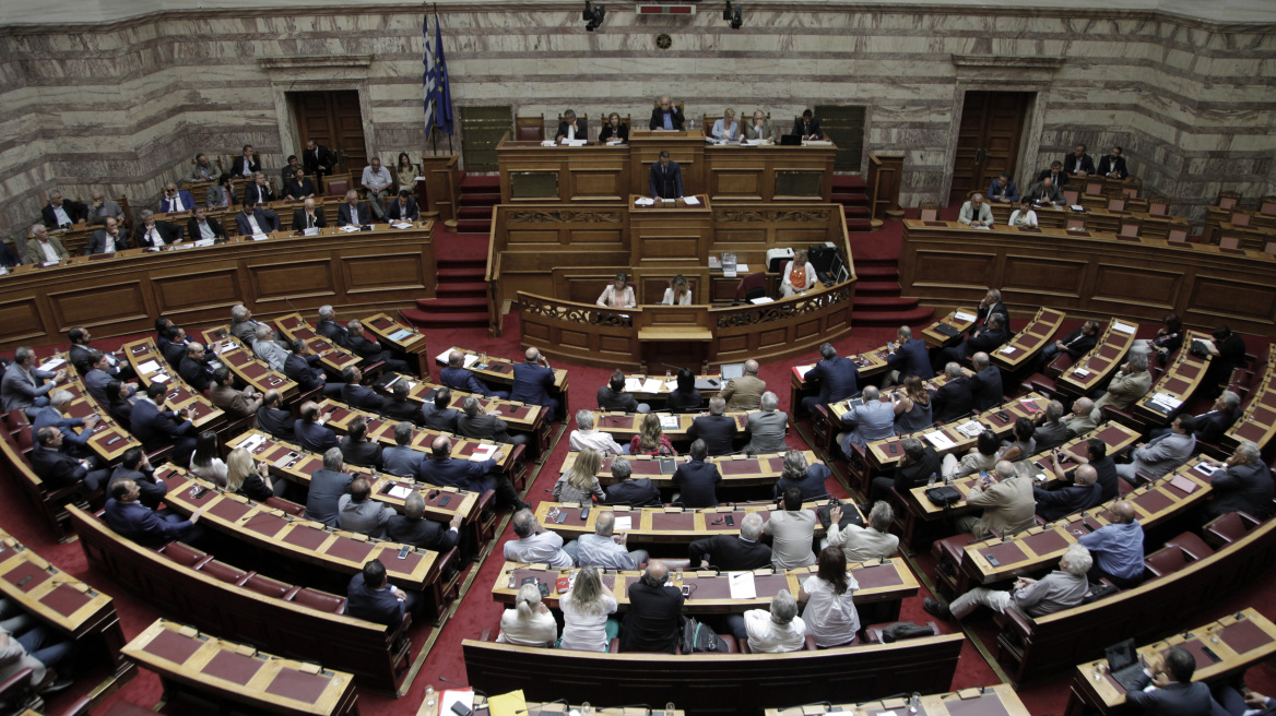 Αναβάλλεται λόγω του σεισμού η συζήτηση στη Βουλή για Noor 1 και Καμμένο μετά το αίτημα Μητσοτάκη