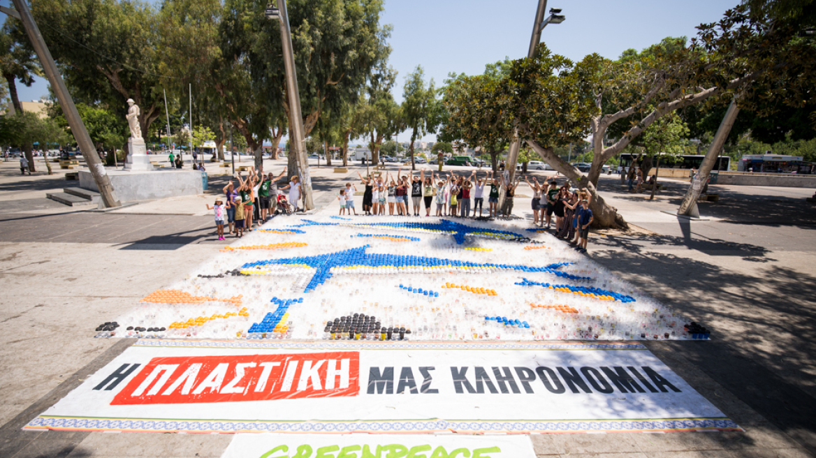 Το πλοίο-σύμβολο της Greenpeace, Rainbow Warrior III, έδεσε στο λιμάνι του Ηρακλείου