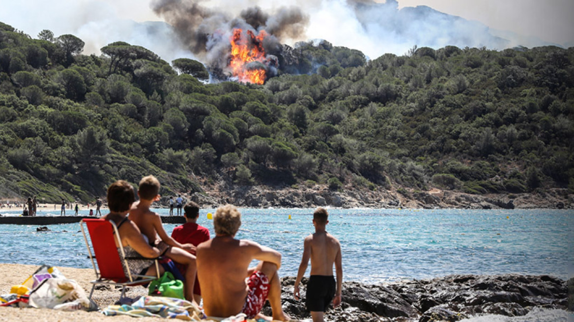 Στις φλόγες θέρετρα της νότιας Γαλλίας: Απομακρύνονται 12.000 άνθρωποι 