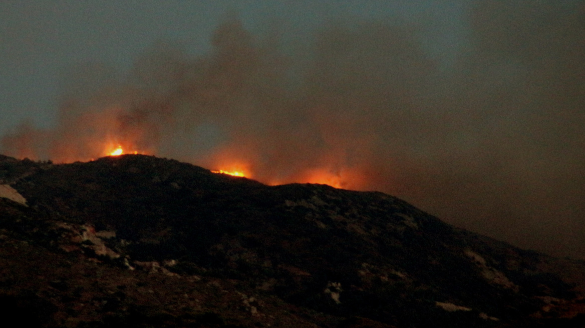 Σε πλήρη εξέλιξη η πυρκαγιά στις Βολίμες Ζακύνθου 