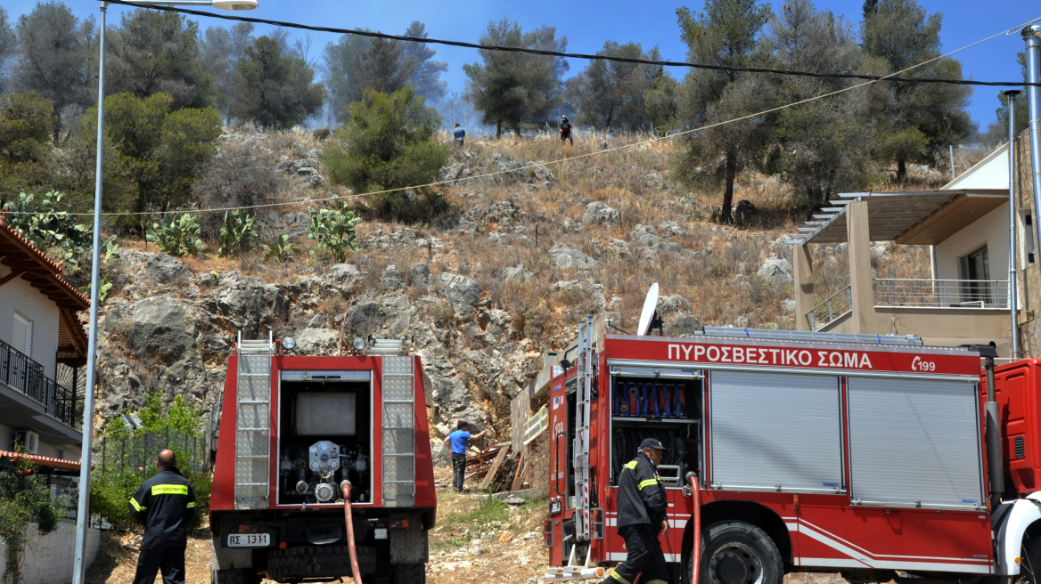 Υπό μερικό έλεγχο η φωτιά στα Καλύβια Αττικής