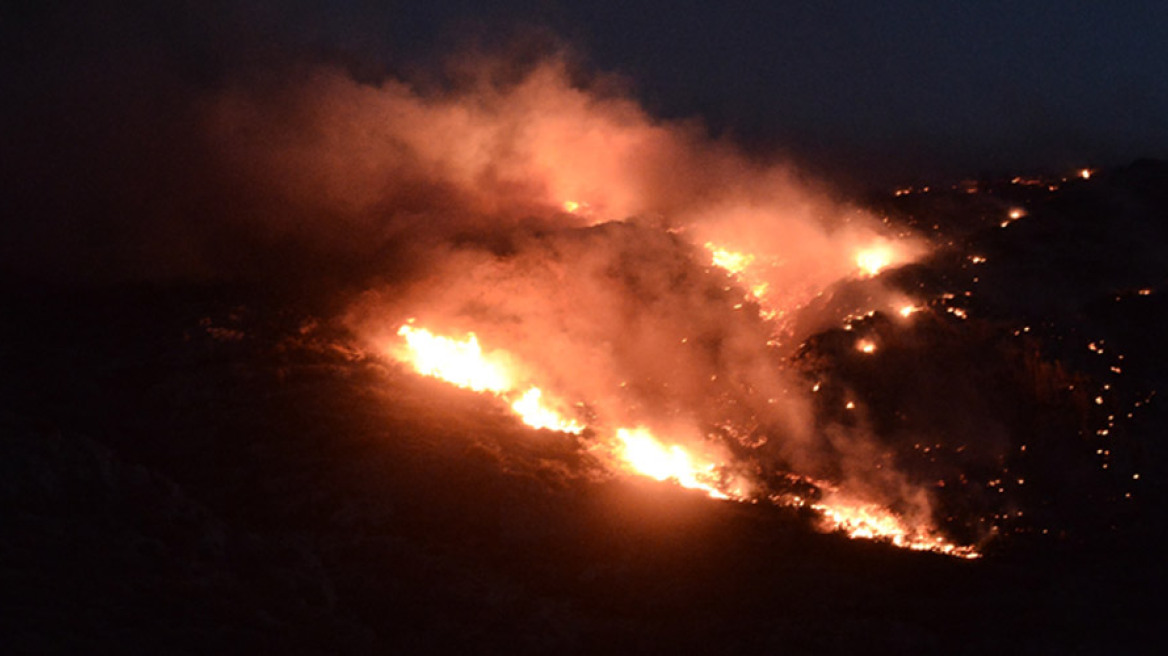 Φωτιά στα Καλύβια Αττικής - Μάχη με τους ανέμους δίνουν οι πυροσβέστες